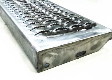 180 mm szerokości Perforowane metalowe uchwyty do krat na schody przeciwpoślizgowe