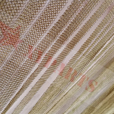 Kurtyna z dekoracyjnej metalowej siatki wisząca z sufitu w pierścieniu spawanym