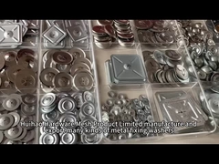 Złote samoblokujące się płytki, stosowane w połączeniu z klamkami izolacyjnymi, szpilkami spawania cd, kotwiczkami sznurowymi