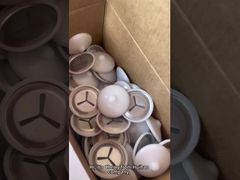 Klipsy izolacyjne ze stali nierdzewnej 38 mm z białymi polikapami do mocowania kołków spawalniczych CD